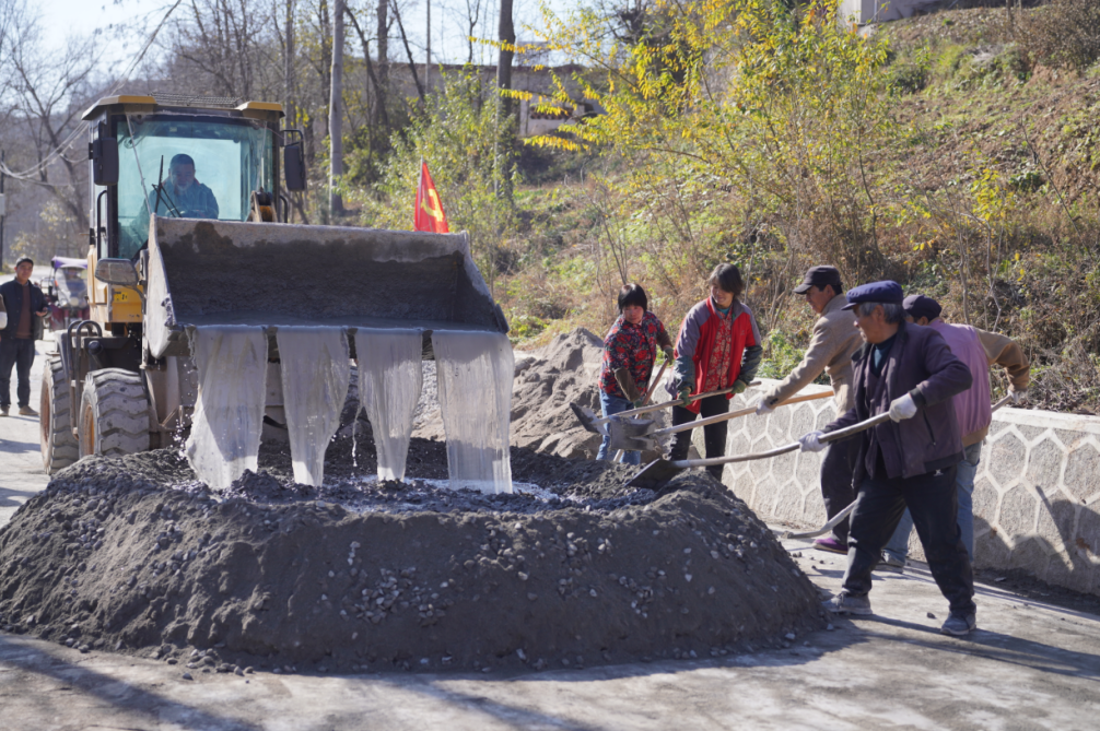 甘肃成县纸坊镇：干群齐心 路通民心
